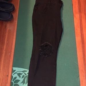 Black distressed men’s jeans